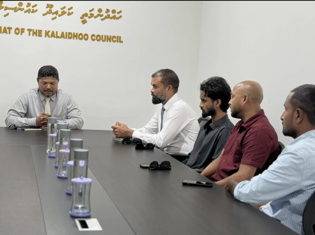 ހައްދުންމަތީ ކަލައިދޫ ކައުންސިލްގެ 5 ވަނަ ދައުރު އިންތިހާބީ ކައުންސިލުން އިސްދޫ ކަލައިދޫ މަގުހަދާ ސައިޓްގެ އިސްވެރިންނާއެކު ބޭއްވުނު ބައްދަލުވުމުގެ ތެރެއިން.