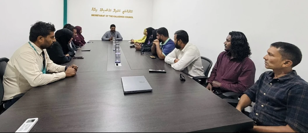 ހައްދުންމަތީ ކަލައިދޫ ކައުންސިލްގެ 5 ވަނަ ދައުރު އިންތިހާބީ ކައުންސިލުން ކަލައިދޫ ސުކޫލްގެ ޕްރިންސިޕަލާއި އަދި އިސްފަރާތް ތަކާއެކު ބޭއްވުނު ބައްދަލުވުމުގެ ތެރެއިން. 