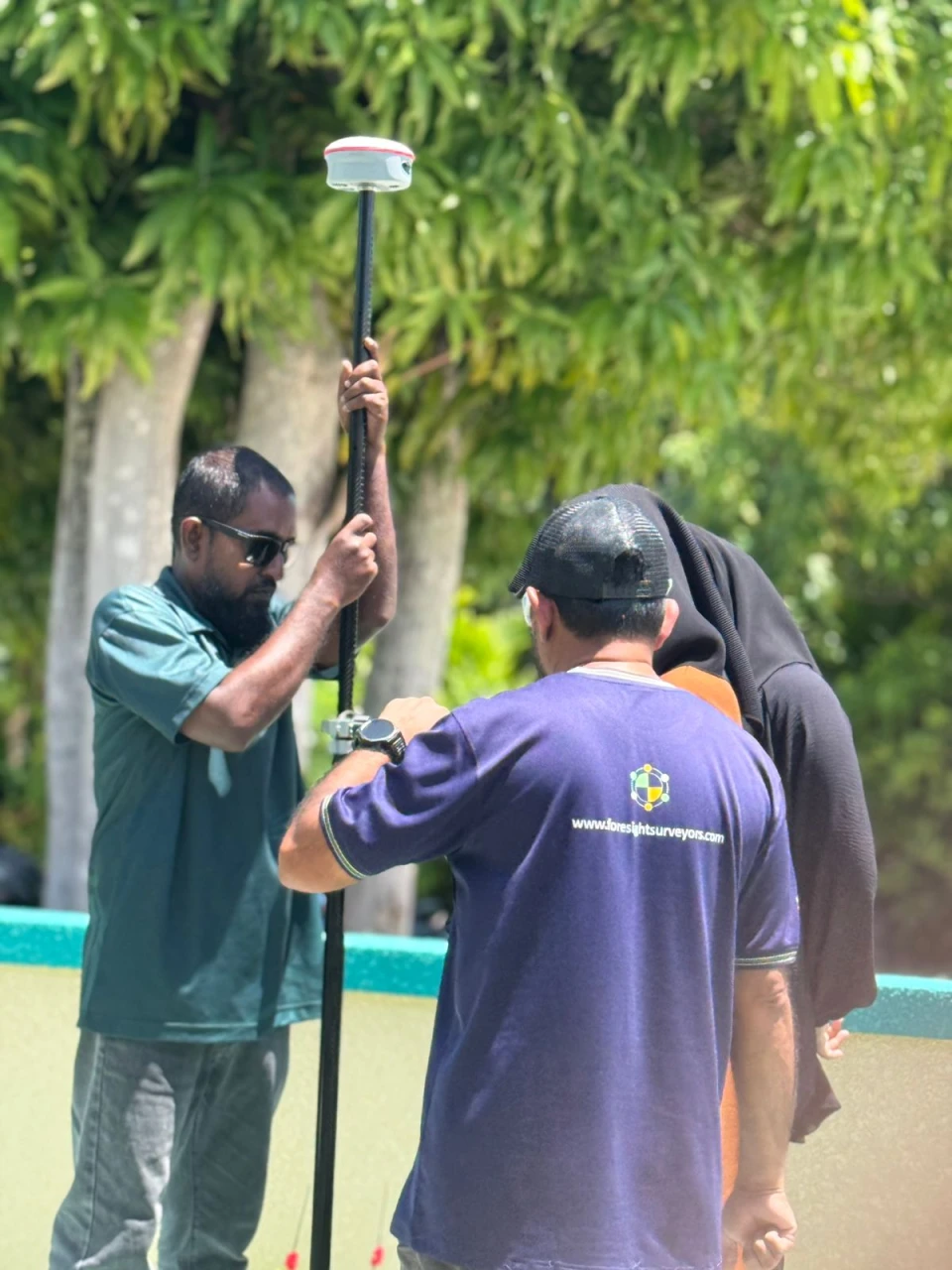މި އިދާރާގައި GNSS ޓެކްނޮލޮޖީ ގާއިމުކުރުމަށް ބޭނުންވާ ތަކެތި ގަތުމަށް ވެފައިވާ އެއްބަސްވުމާއި އެއްގޮތަށް އެތަކެތި ބޭނުންކުރުމަށް މުވައްޒަފުންނަށް ތަމްރީން ދިނުމުގެ ތެރެއިން.  