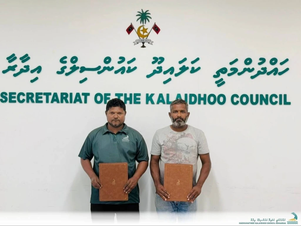 ފައިބަރ ގްލާސް މަސައްކަތްތައް ކުރުމުގެ ބޭނުންތަކަށް ލ.ކަލައިދޫ ނާބަން ސަރައްދުގެ ހުޅަނގު ފަރާތުން ހުސައިން ޝަރީފް/ވީނަސްވިލާ،ލ.ކަލައިދޫ އަށް ދޫކޮށްފައިވާ ބިމަށް 1750 އަކަފޫޓްގެ ބިން އިތުރޮކޮށްދިނުމުގެ އެއްބަސްވުމުގައި ވަނީ ސޮއި ކުރެވިފައި. 